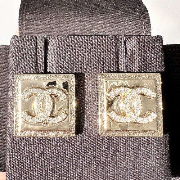 2023P CHANEL RUNWAY SQUARE GOLD CC LOGO WHITE CRYSTALS EARRINGS STUDS - Picture 3 of 14